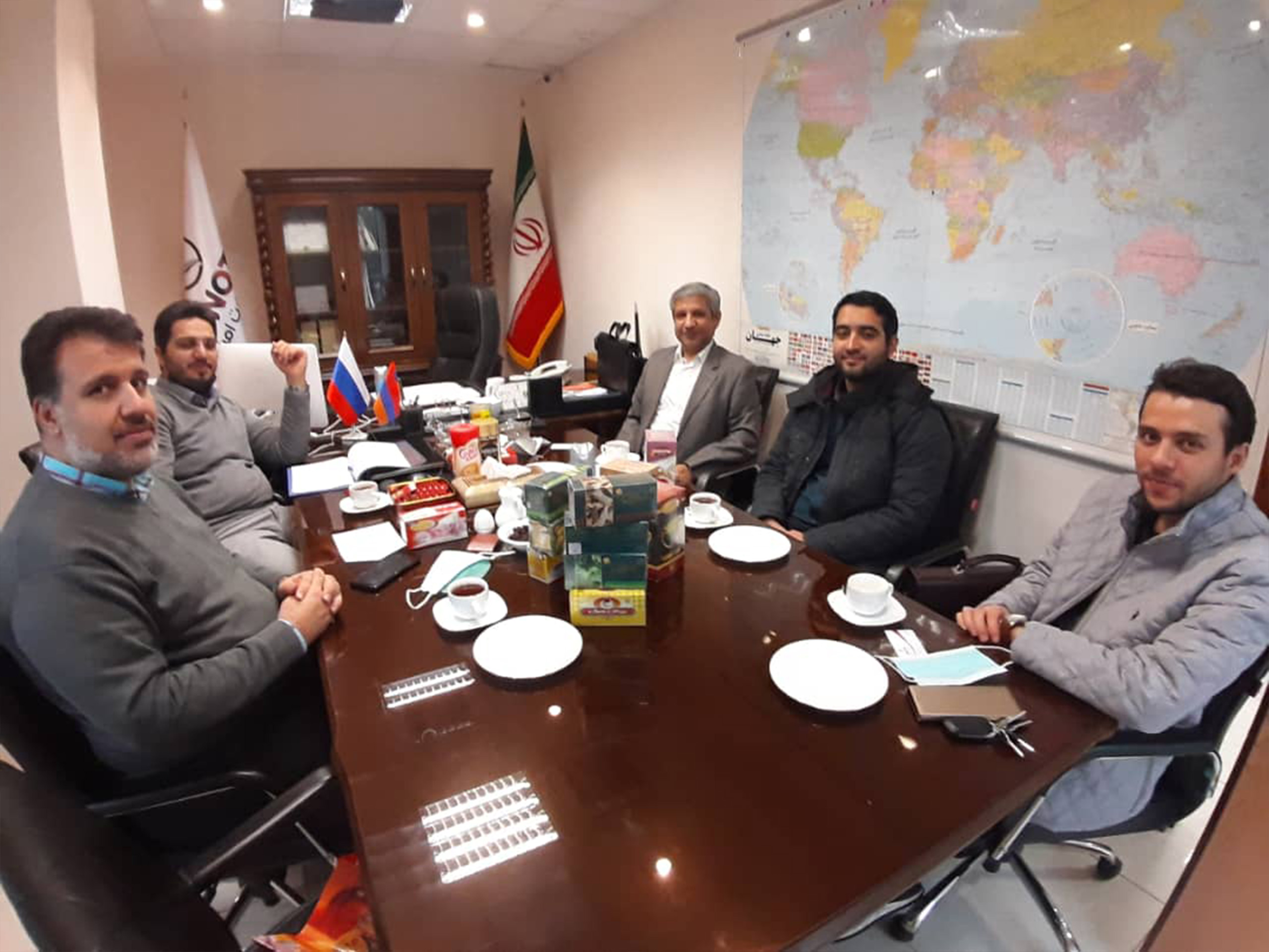 نشست با جناب آقای صالحی مدیر عامل چای زنبق اتفاق آقایان آدمی و رنگین کمان